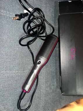 Pinky Electric Hair Straightening Brush in Black and Pink